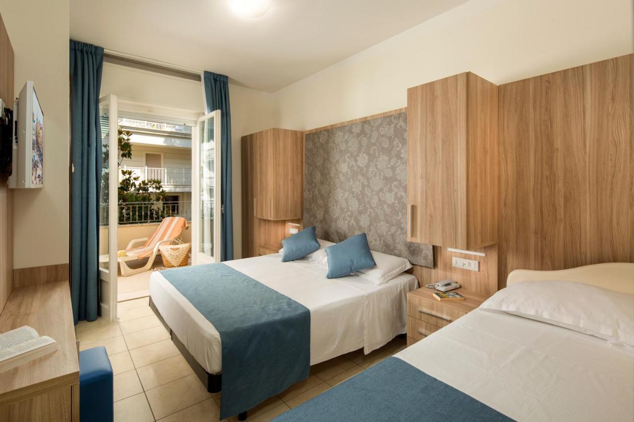 Hotel Cannes - In Pieno Centro Riccione Exterior foto