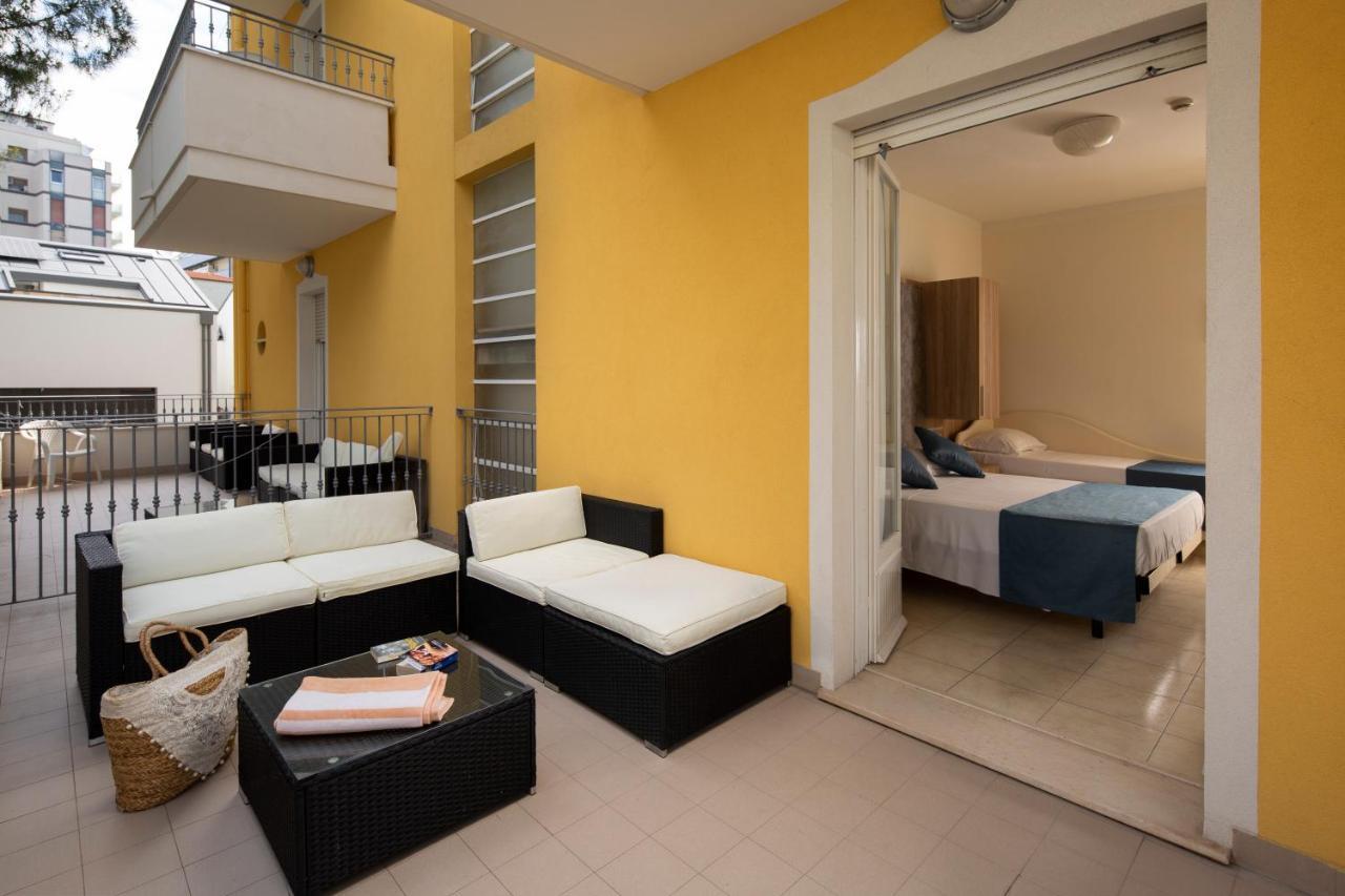Hotel Cannes - In Pieno Centro Riccione Exterior foto