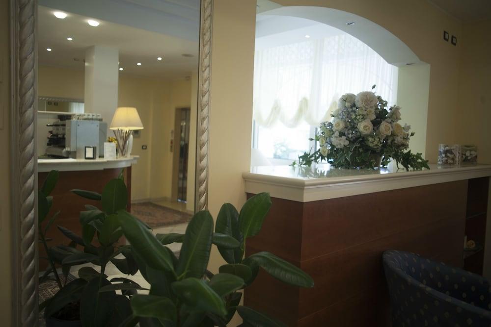 Hotel Cannes - In Pieno Centro Riccione Exterior foto
