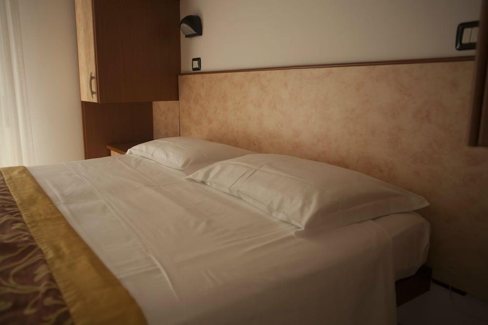 Hotel Cannes - In Pieno Centro Riccione Exterior foto