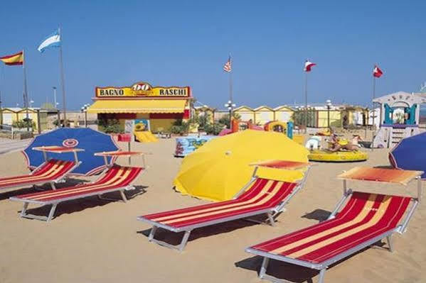 Hotel Cannes - In Pieno Centro Riccione Exterior foto