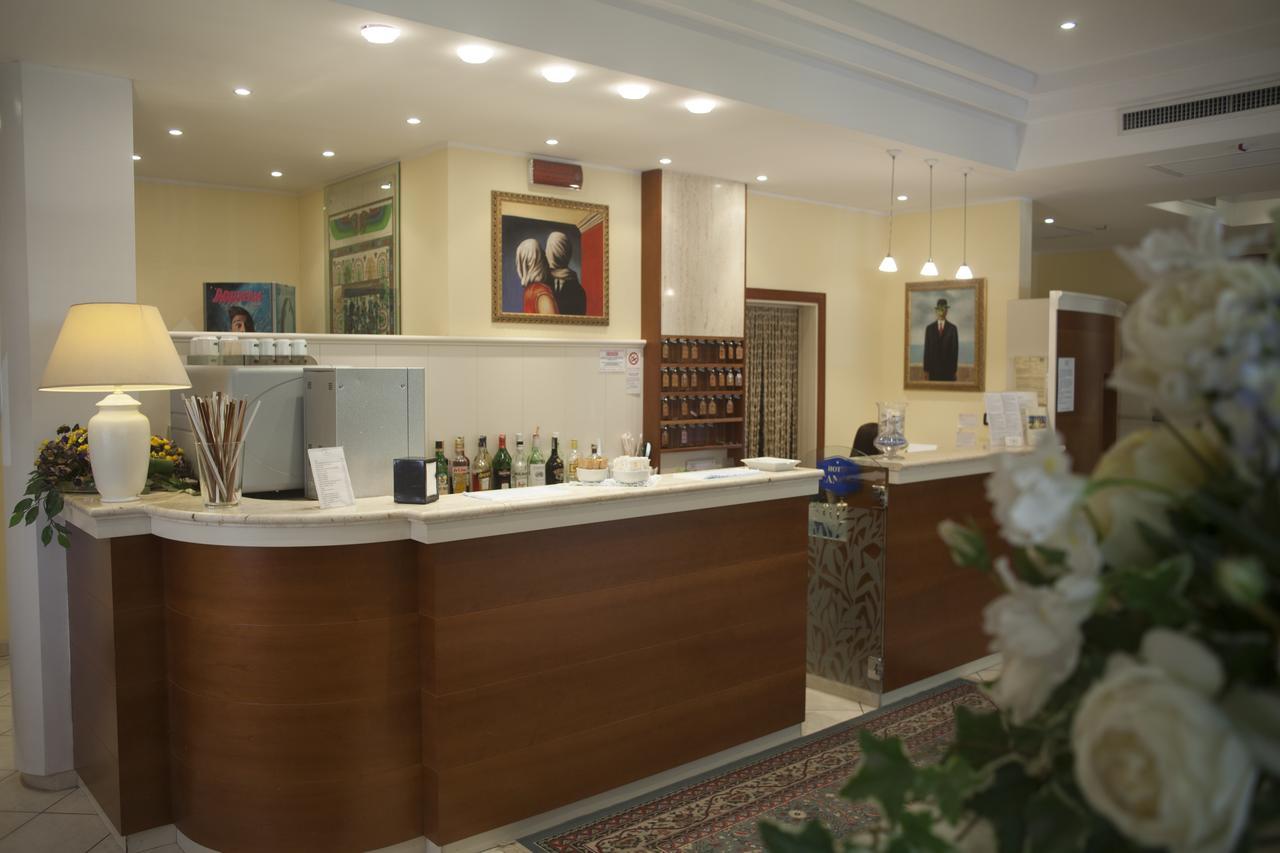 Hotel Cannes - In Pieno Centro Riccione Exterior foto