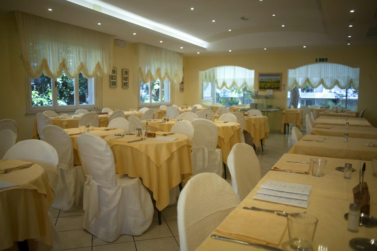 Hotel Cannes - In Pieno Centro Riccione Exterior foto