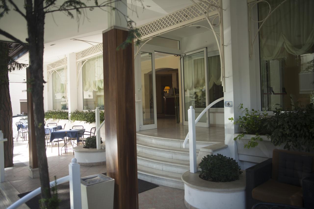 Hotel Cannes - In Pieno Centro Riccione Exterior foto