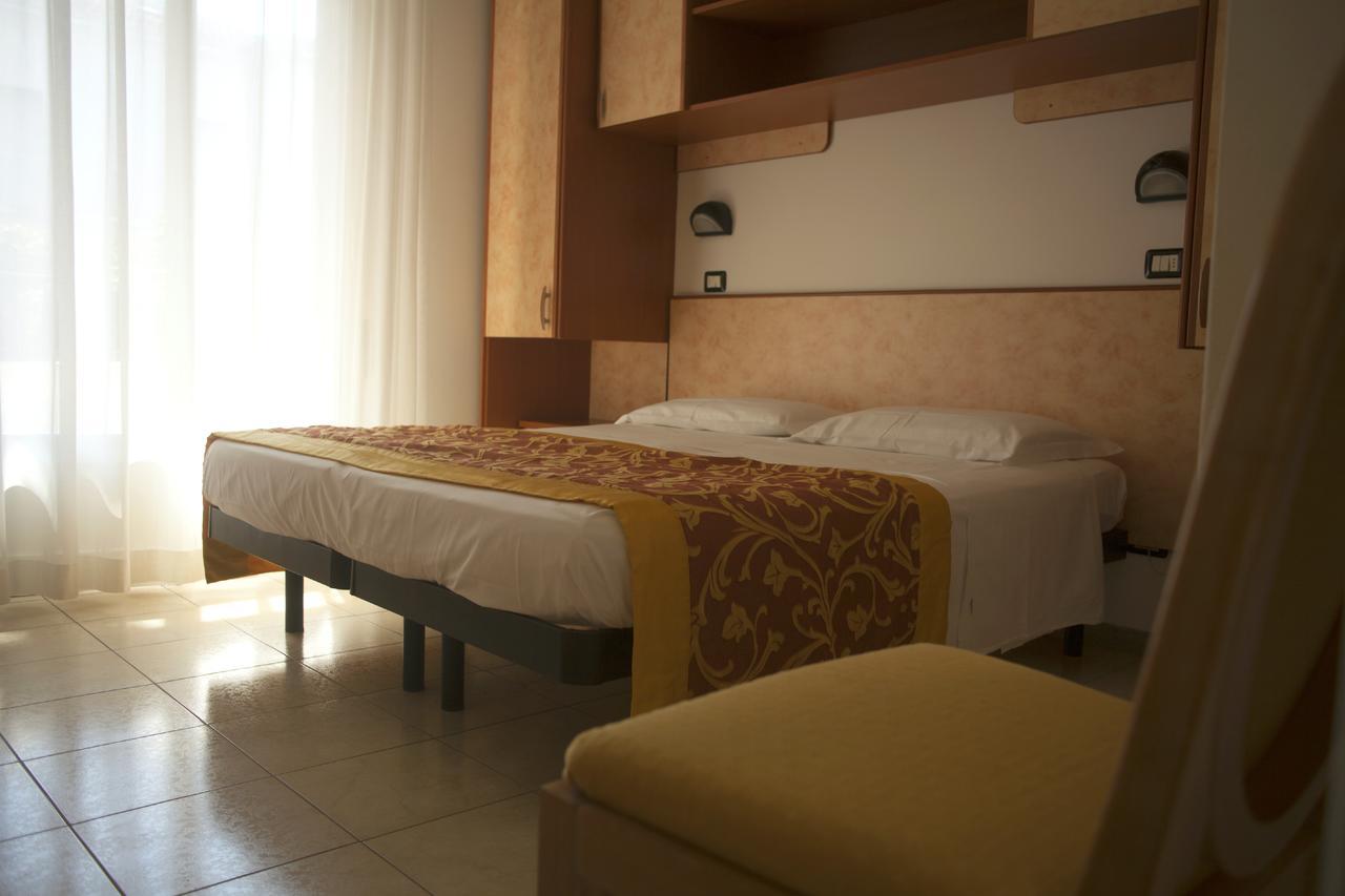 Hotel Cannes - In Pieno Centro Riccione Exterior foto