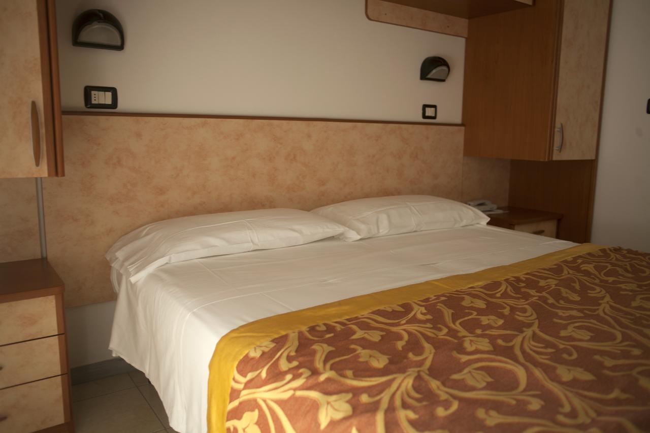 Hotel Cannes - In Pieno Centro Riccione Exterior foto
