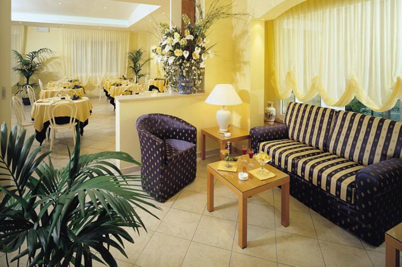 Hotel Cannes - In Pieno Centro Riccione Exterior foto