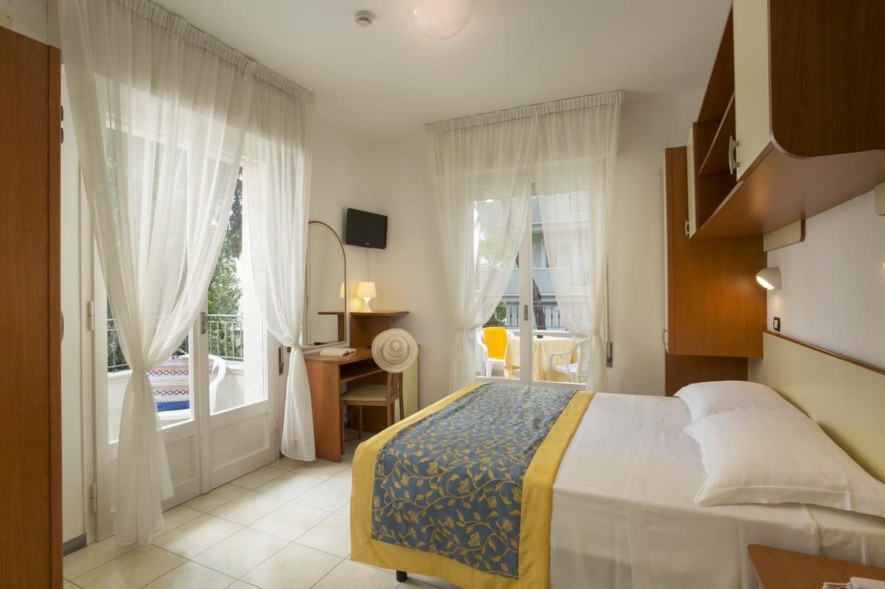 Hotel Cannes - In Pieno Centro Riccione Exterior foto