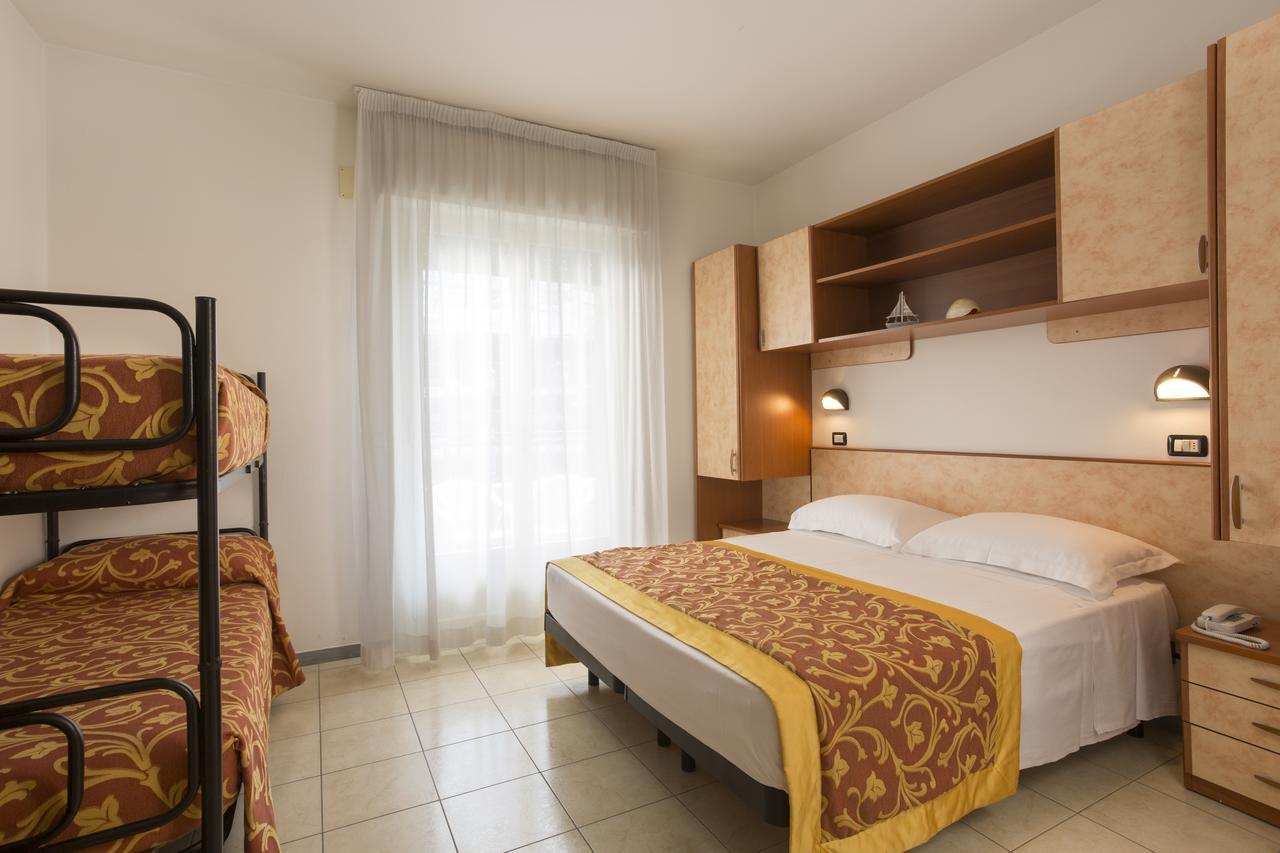 Hotel Cannes - In Pieno Centro Riccione Exterior foto