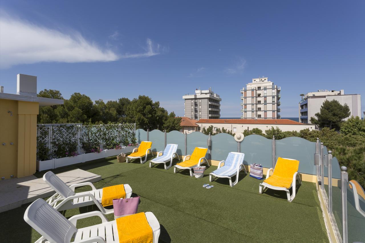 Hotel Cannes - In Pieno Centro Riccione Exterior foto