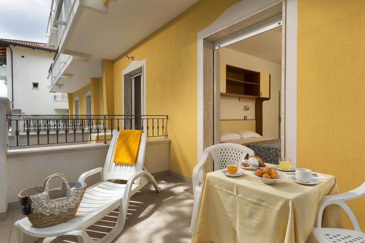 Hotel Cannes - In Pieno Centro Riccione Exterior foto