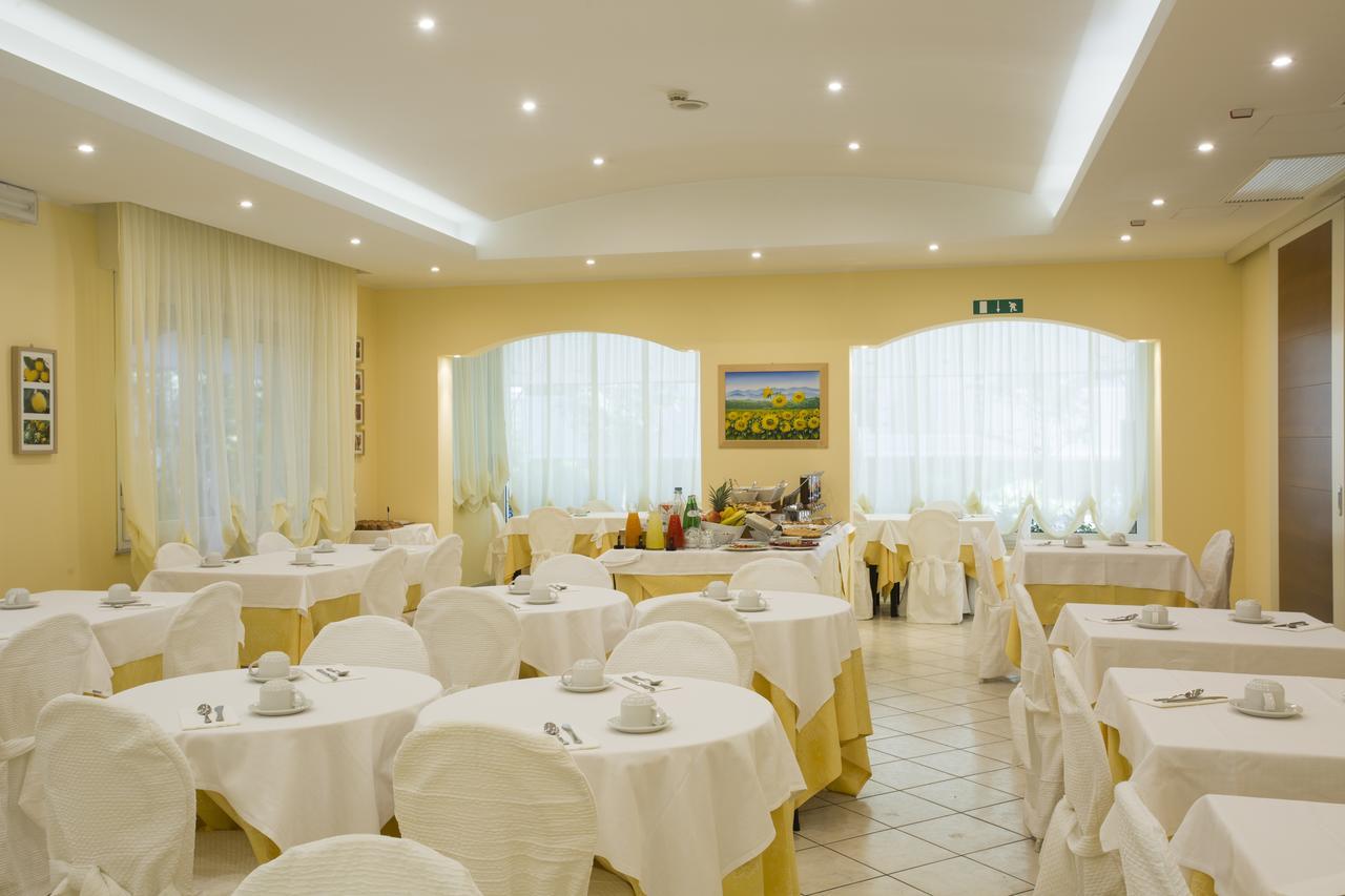 Hotel Cannes - In Pieno Centro Riccione Exterior foto