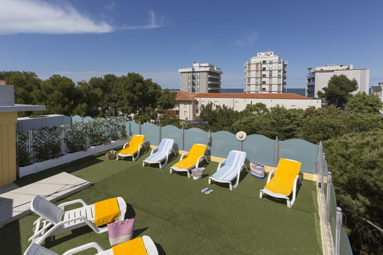 Hotel Cannes - In Pieno Centro Riccione Exterior foto