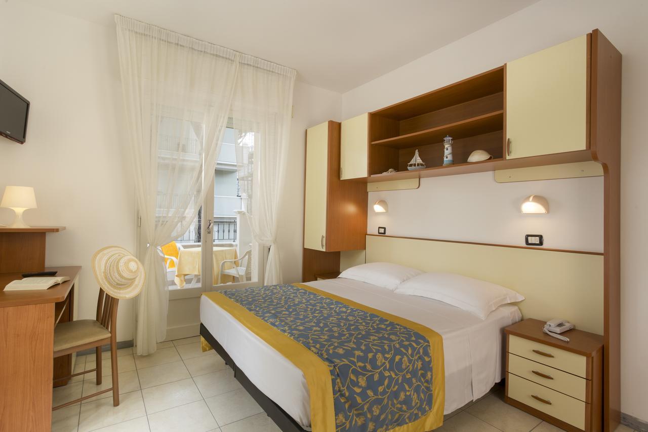 Hotel Cannes - In Pieno Centro Riccione Exterior foto