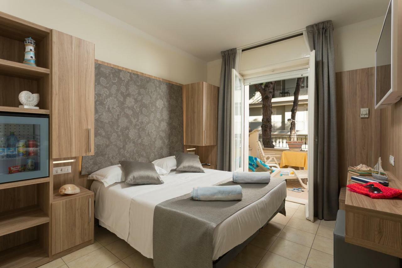 Hotel Cannes - In Pieno Centro Riccione Exterior foto